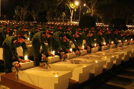 Đoàn viên, thanh niên dâng hương tại các phần mộ anh hùng liệt sĩ